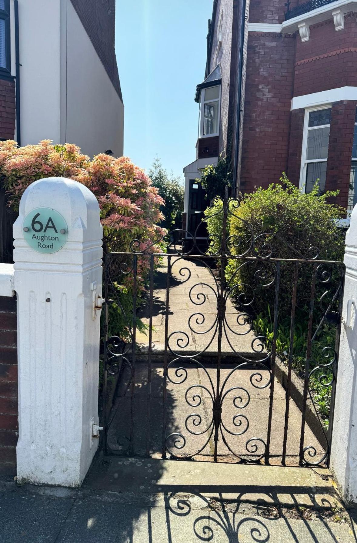 Spacious Victorian Birkdale With Garden