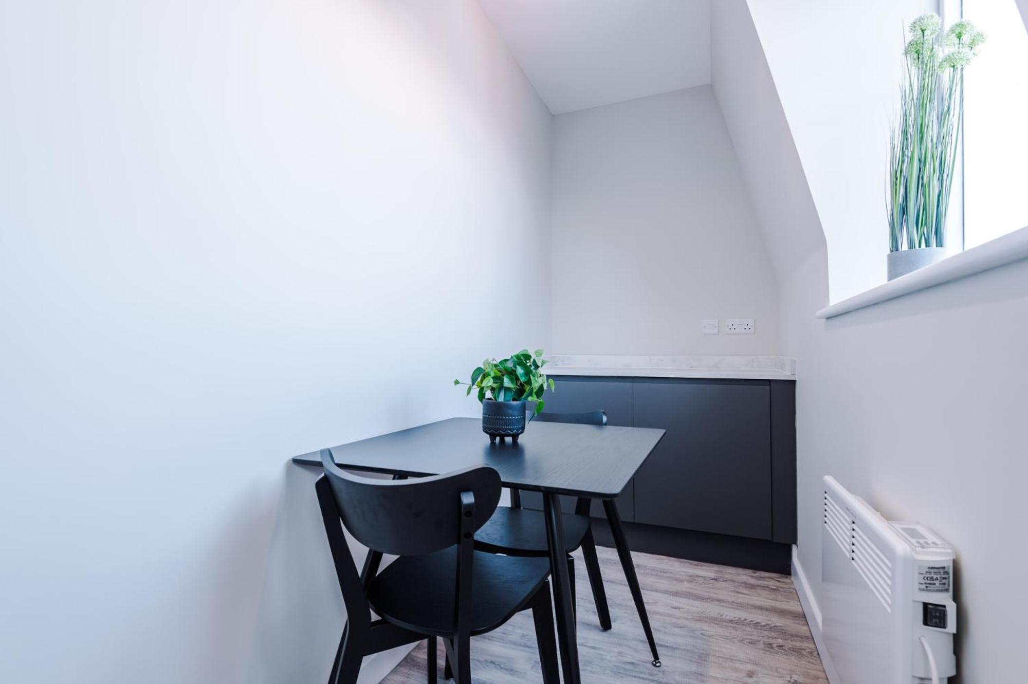 Apartment Stylish, Central And Spacious In