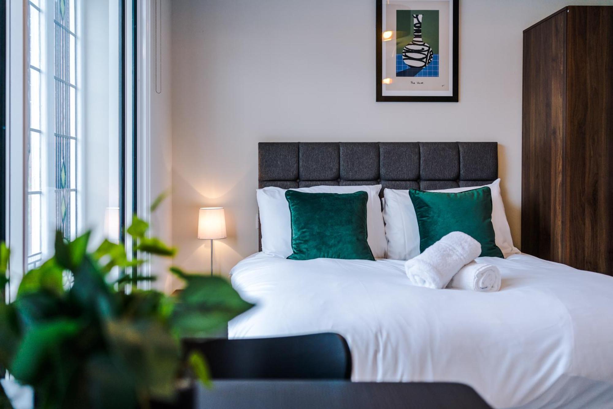 Stylish, Central And Spacious In Apartment Southport