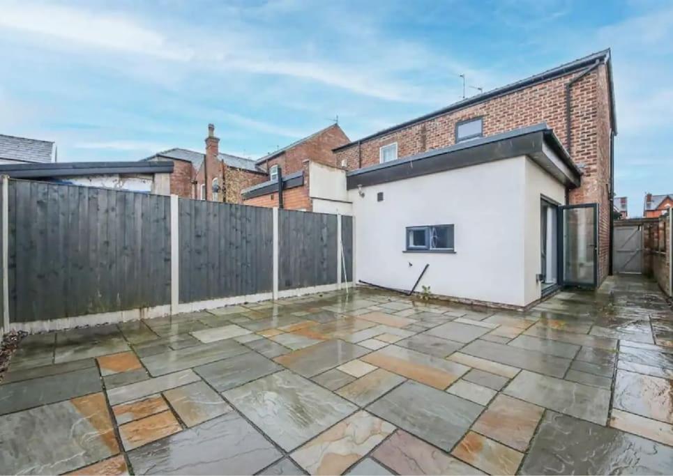 Snug - Wennington Road * Southport