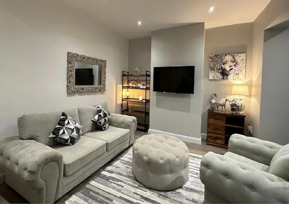 Snug - Wennington Road *