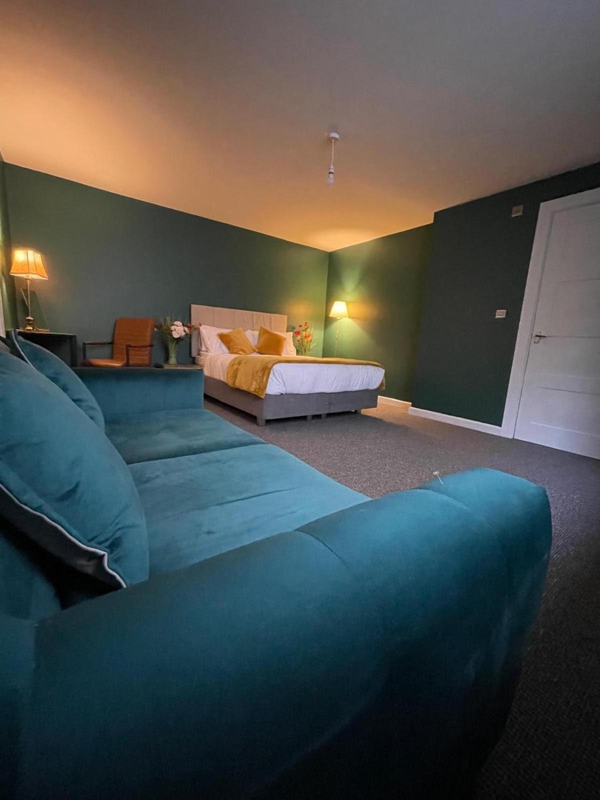 The Green Suite - Sleeps 6 - Three Bedrooms Apartment *