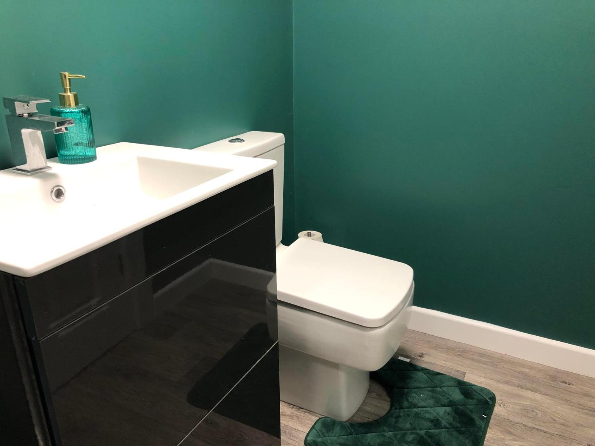 The Green Suite - Sleeps 6 - Three Bedrooms Southport