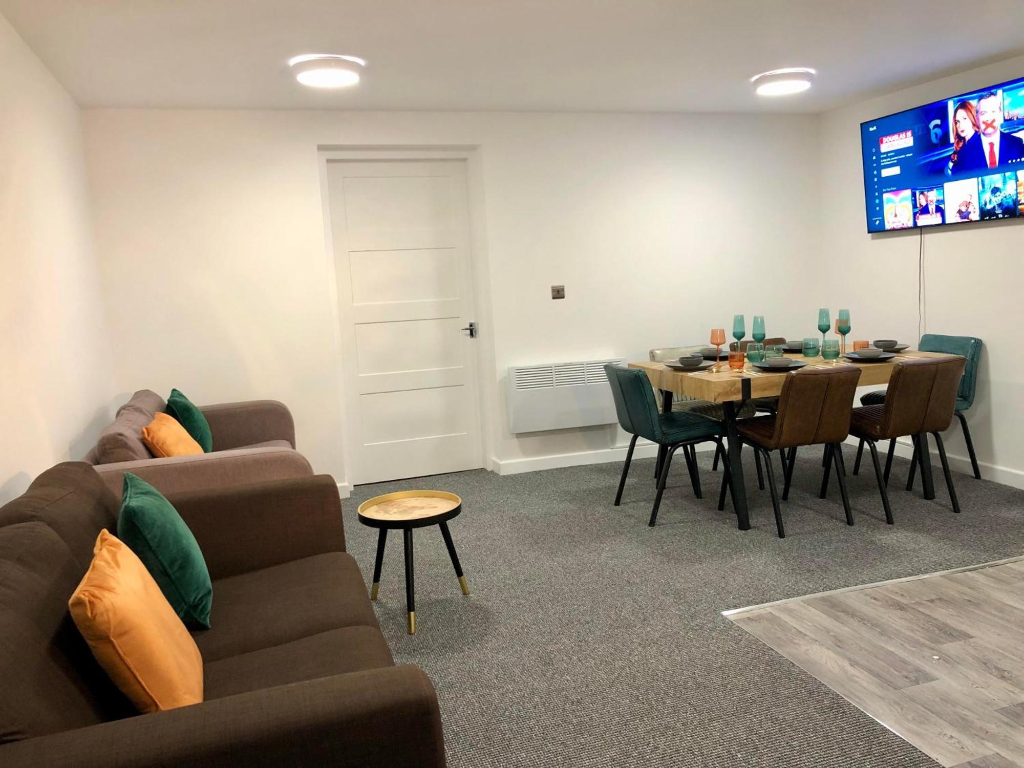The Green Suite - Sleeps 6 - Three Bedrooms Apartment Southport