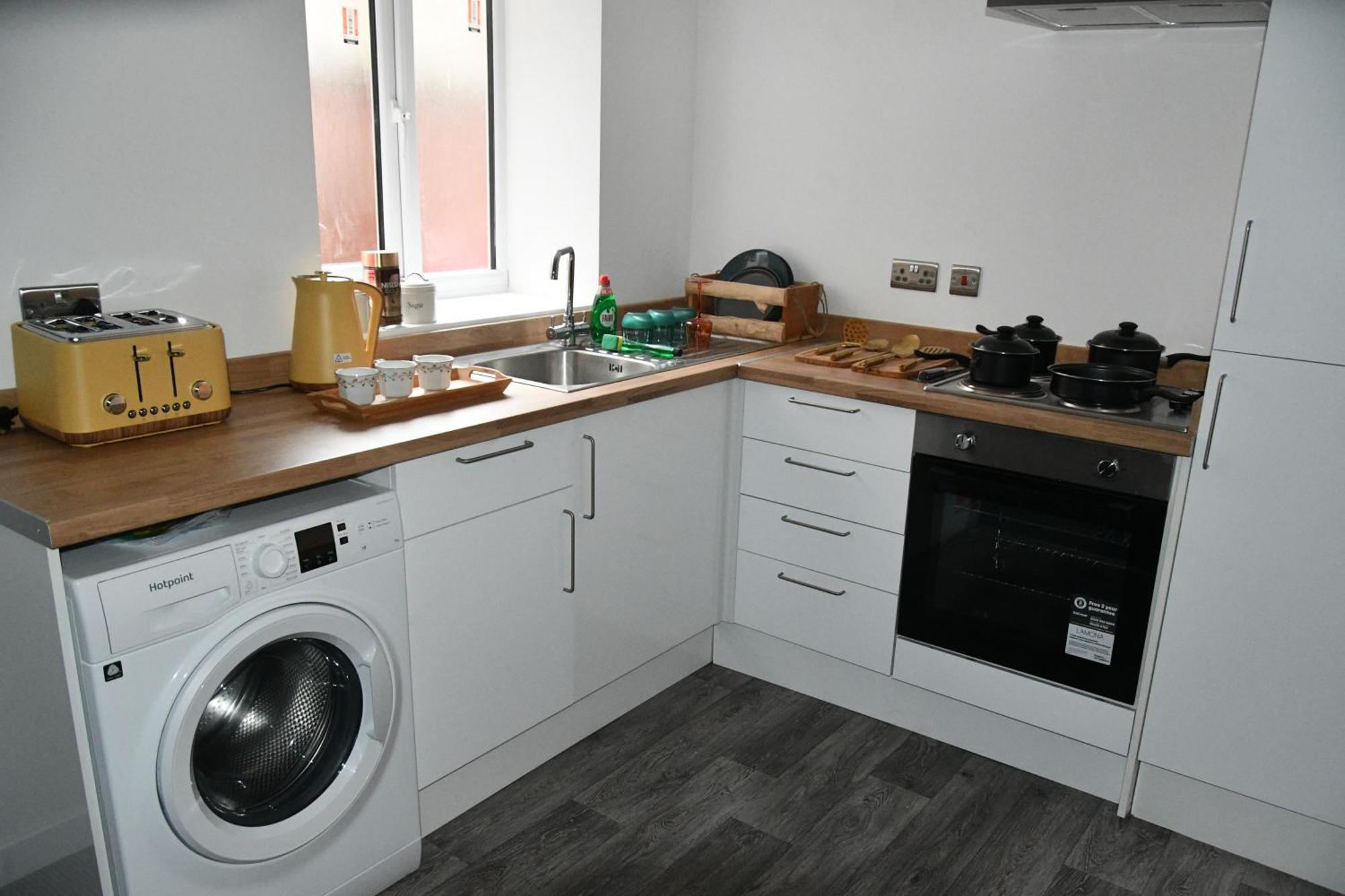 The Green Suite - Sleeps 6 - Three Bedrooms Apartment Southport