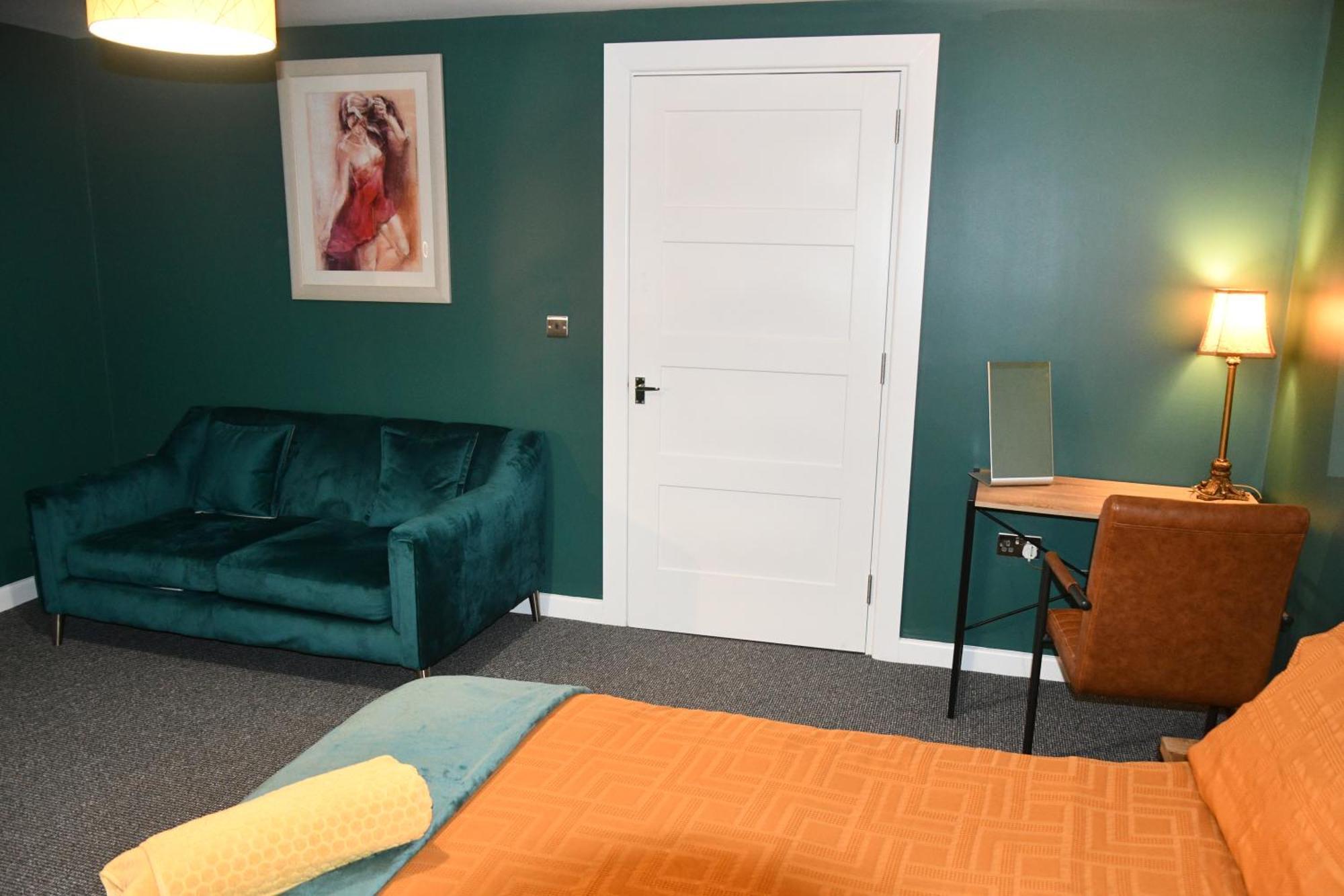 The Green Suite - Sleeps 6 - Three Bedrooms Southport