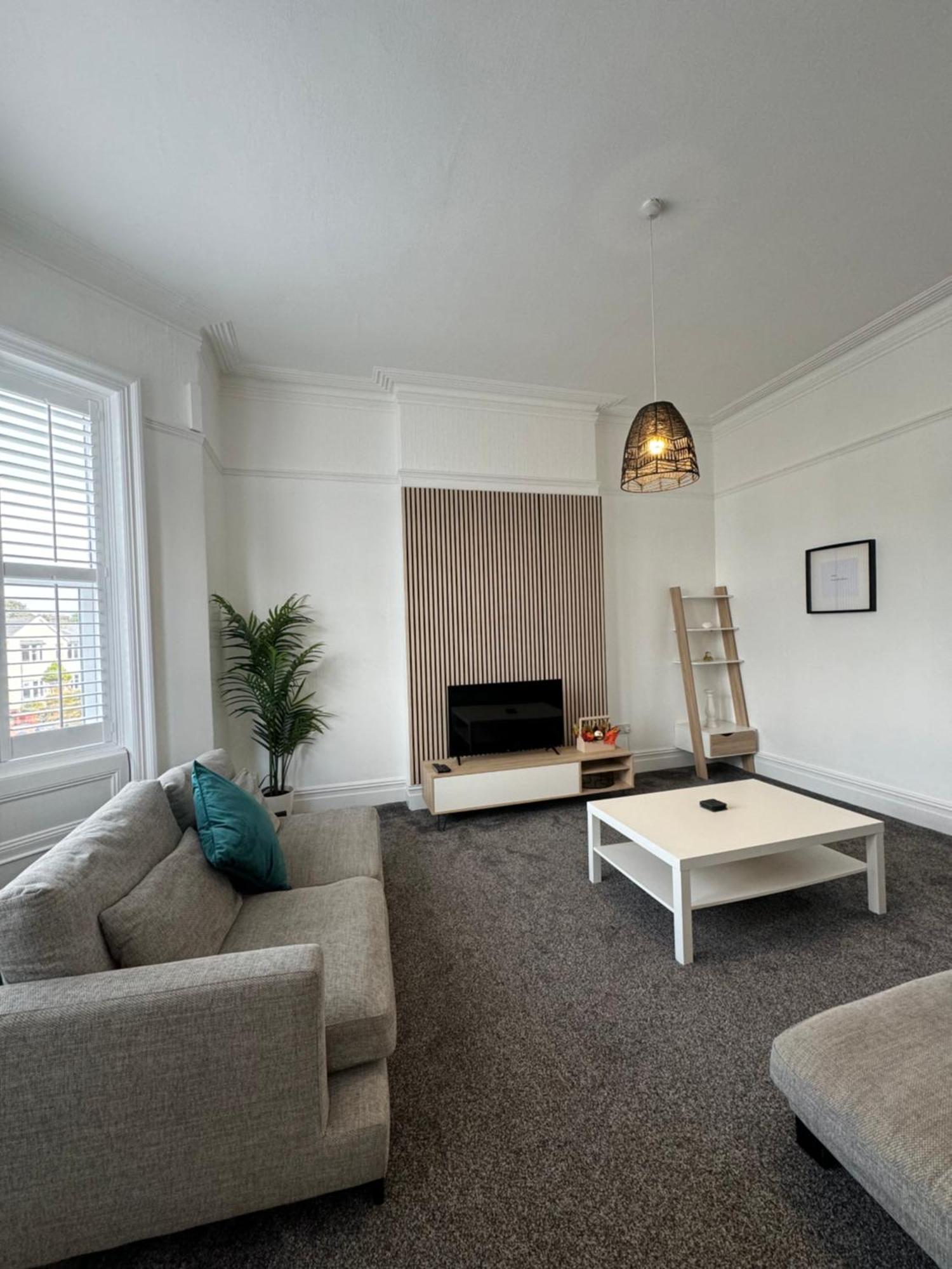 Spacious Victorian Birkdale With Garden Apartment