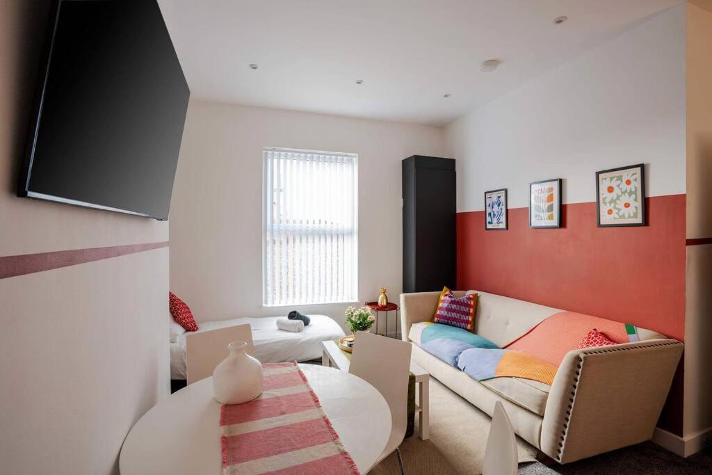 Santiago 2 - Free Private Parking Wi-fi Apartment Southport
