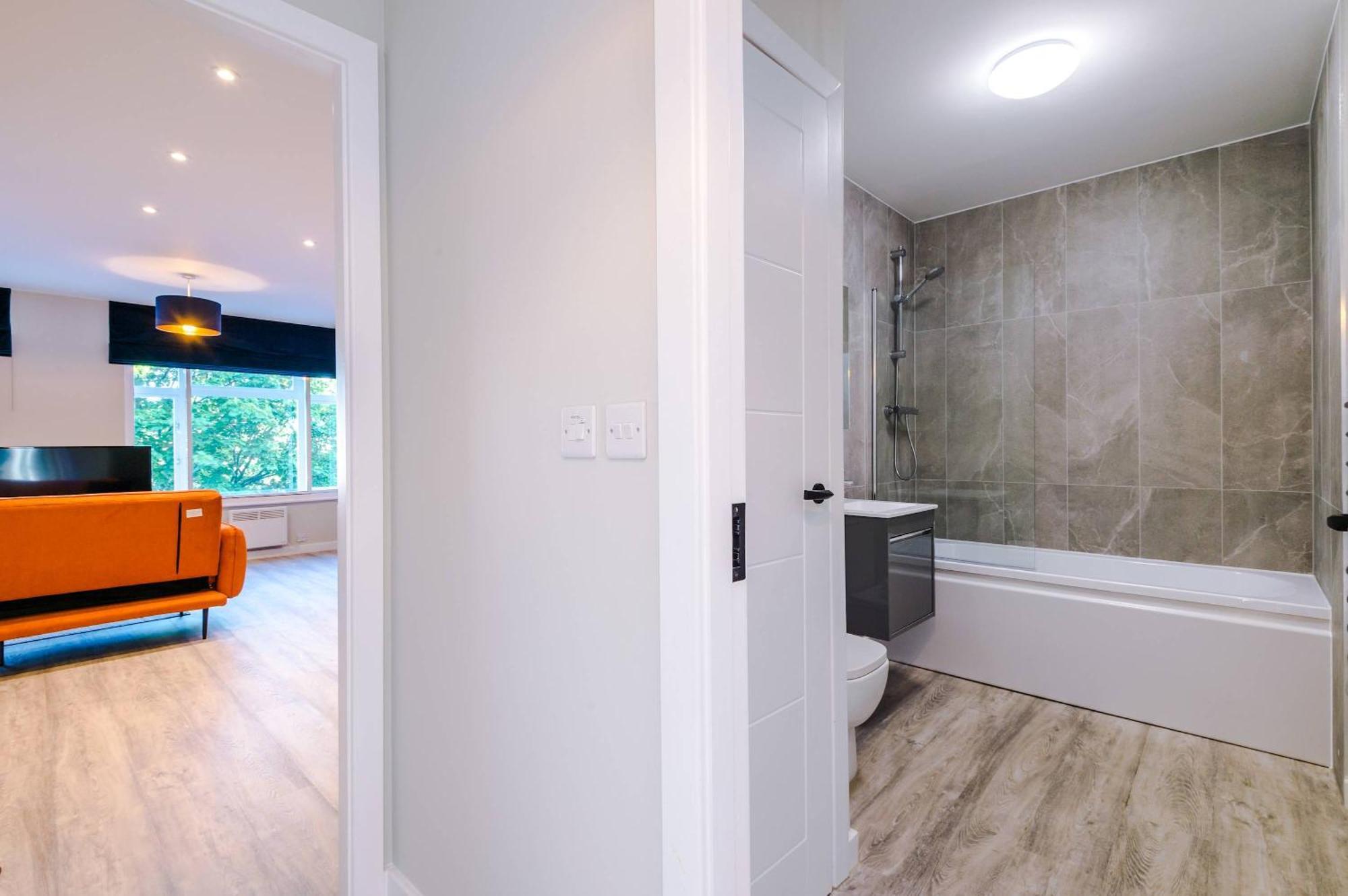 Spacious 2 Bedroom In Centre *