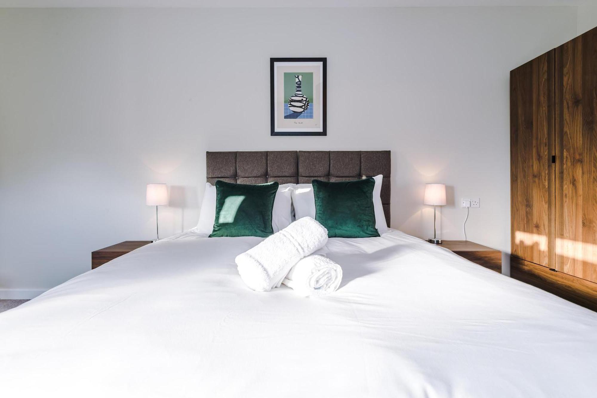 Spacious 2 Bedroom In Centre Apartment *