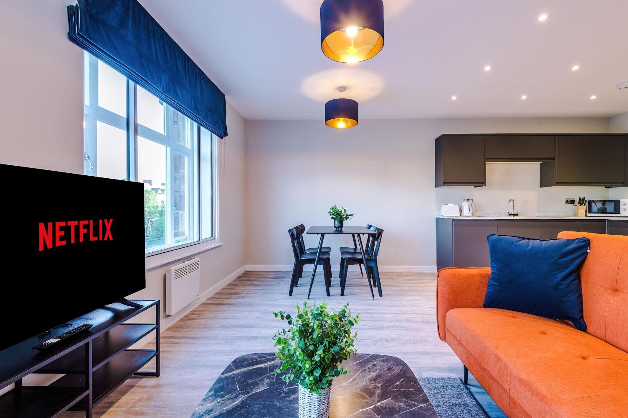 Spacious 2 Bedroom In Centre Apartment