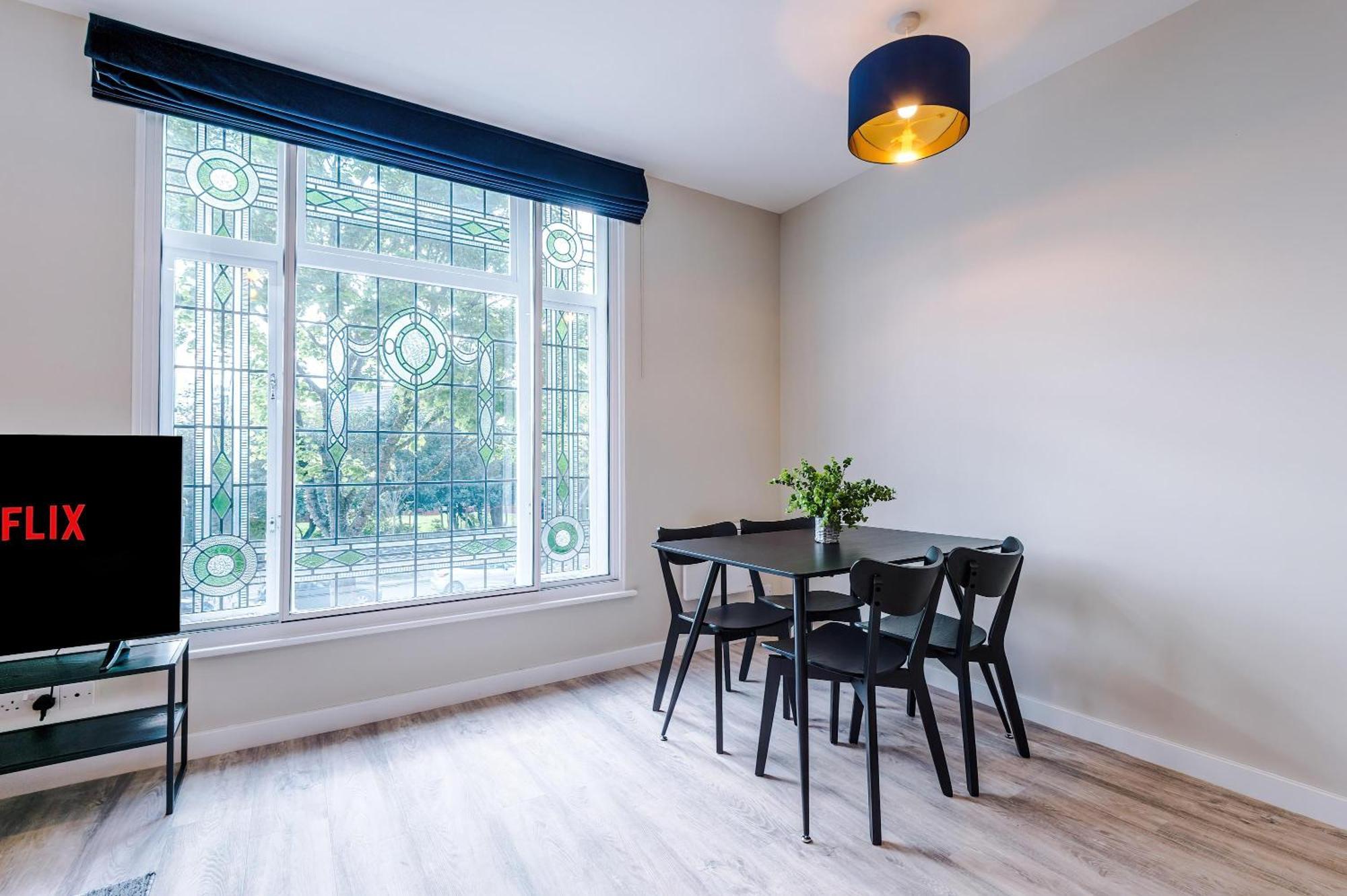 Lovely 2 Bedroom In Centre Apartment *