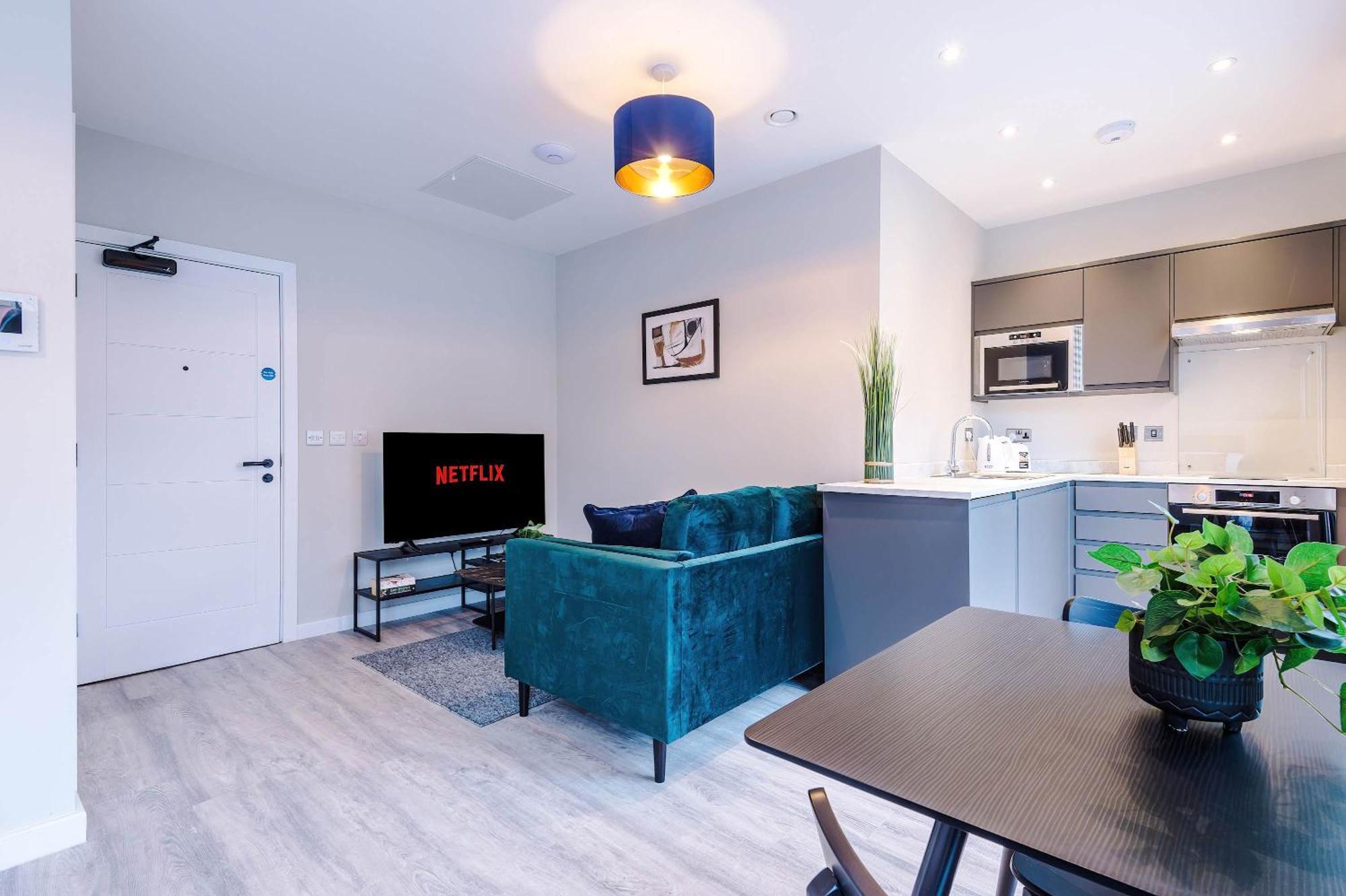 Spacious In Centre Apartment *