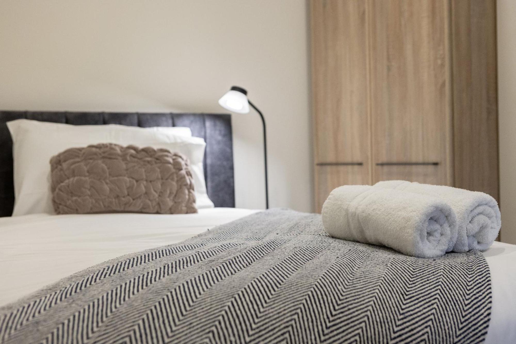 Apartment Lethbridge 49 2 Super Fibre Wifi, Free Parking Southport