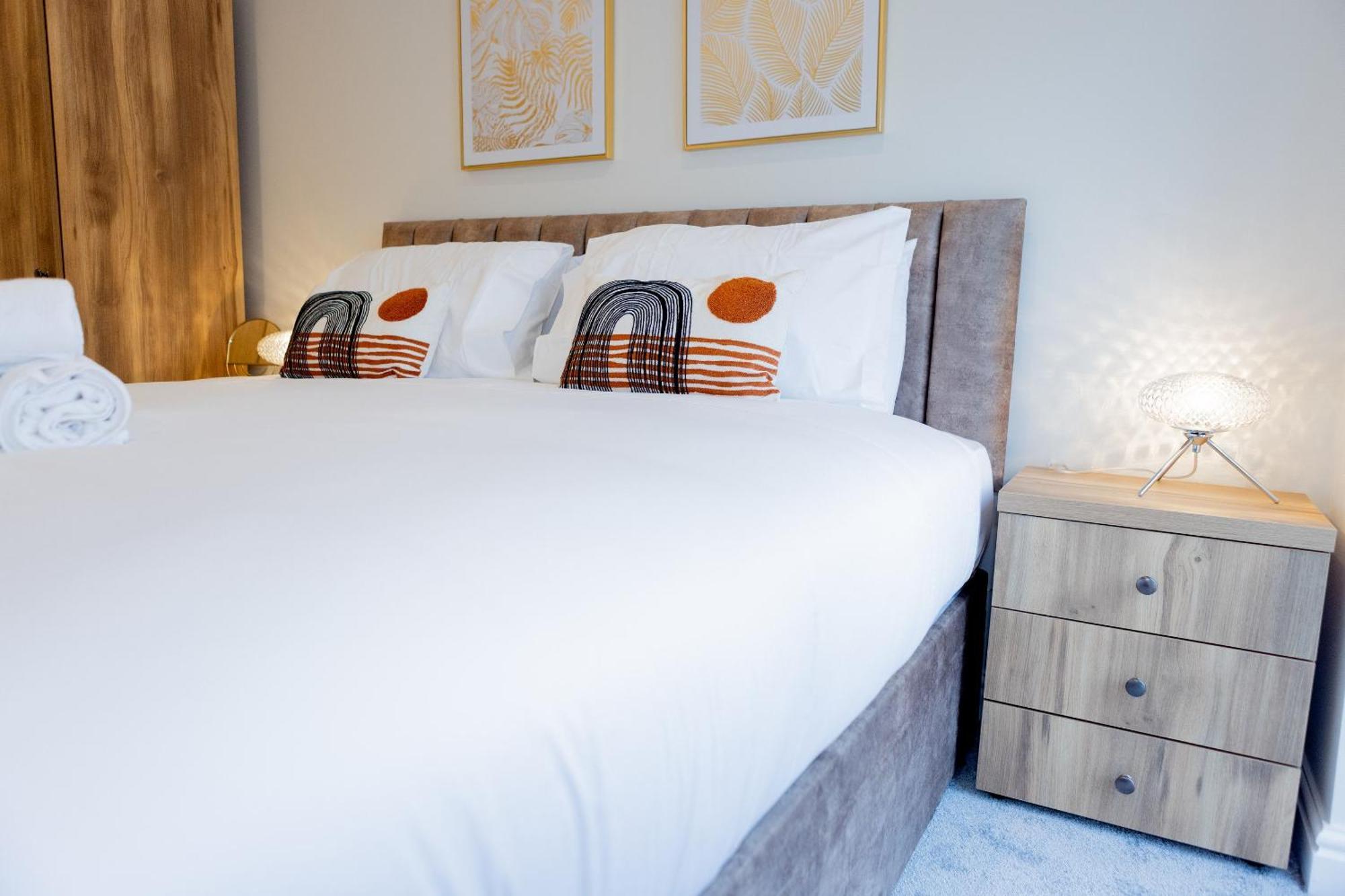 Lethbridge 49 3-bedroom With Garden, Fibre Wifi, Free Parking, Sleeps 6