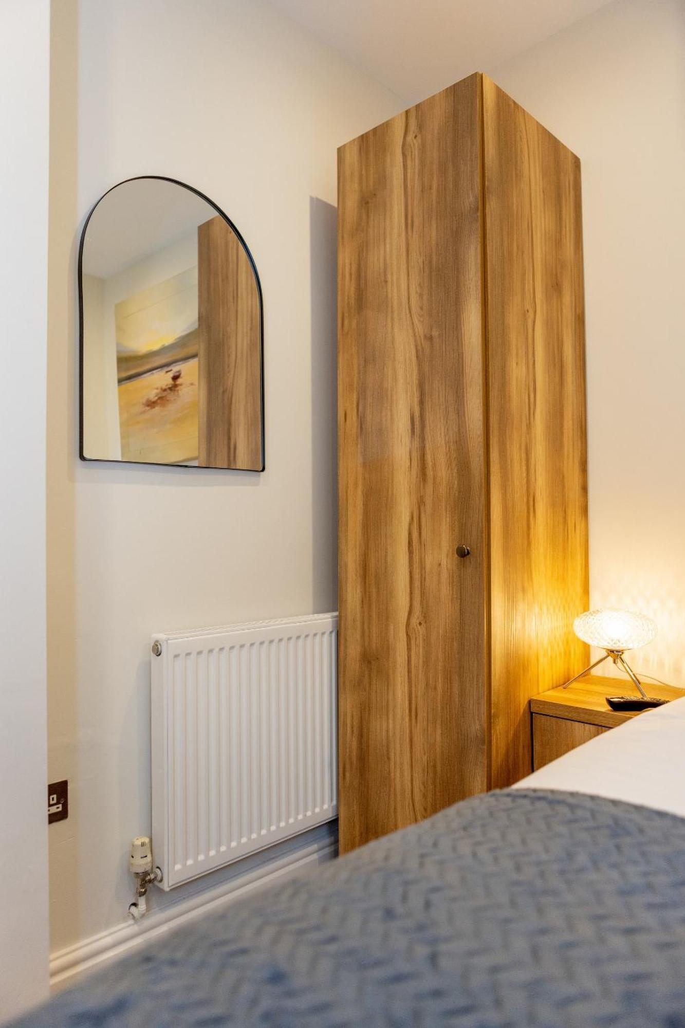 Lethbridge 49 3-bedroom With Garden, Fibre Wifi, Free Parking, Sleeps 6 Apartment *