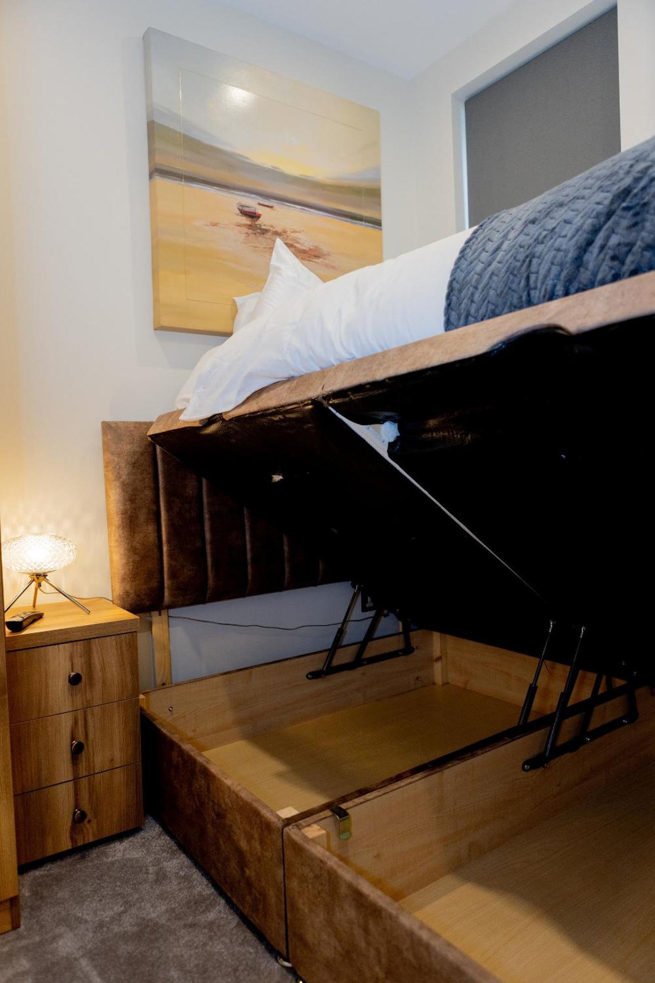 Lethbridge 49 3-bedroom With Garden, Fibre Wifi, Free Parking, Sleeps 6