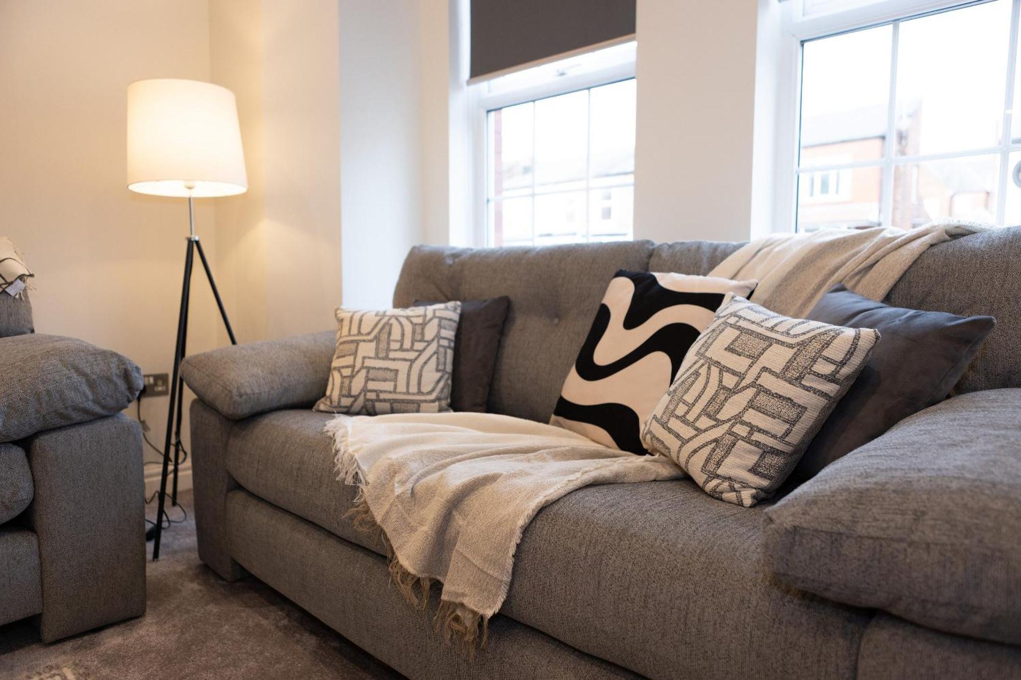 Lethbridge 49 3-bedroom With Garden, Fibre Wifi, Free Parking, Sleeps 6 Apartment *