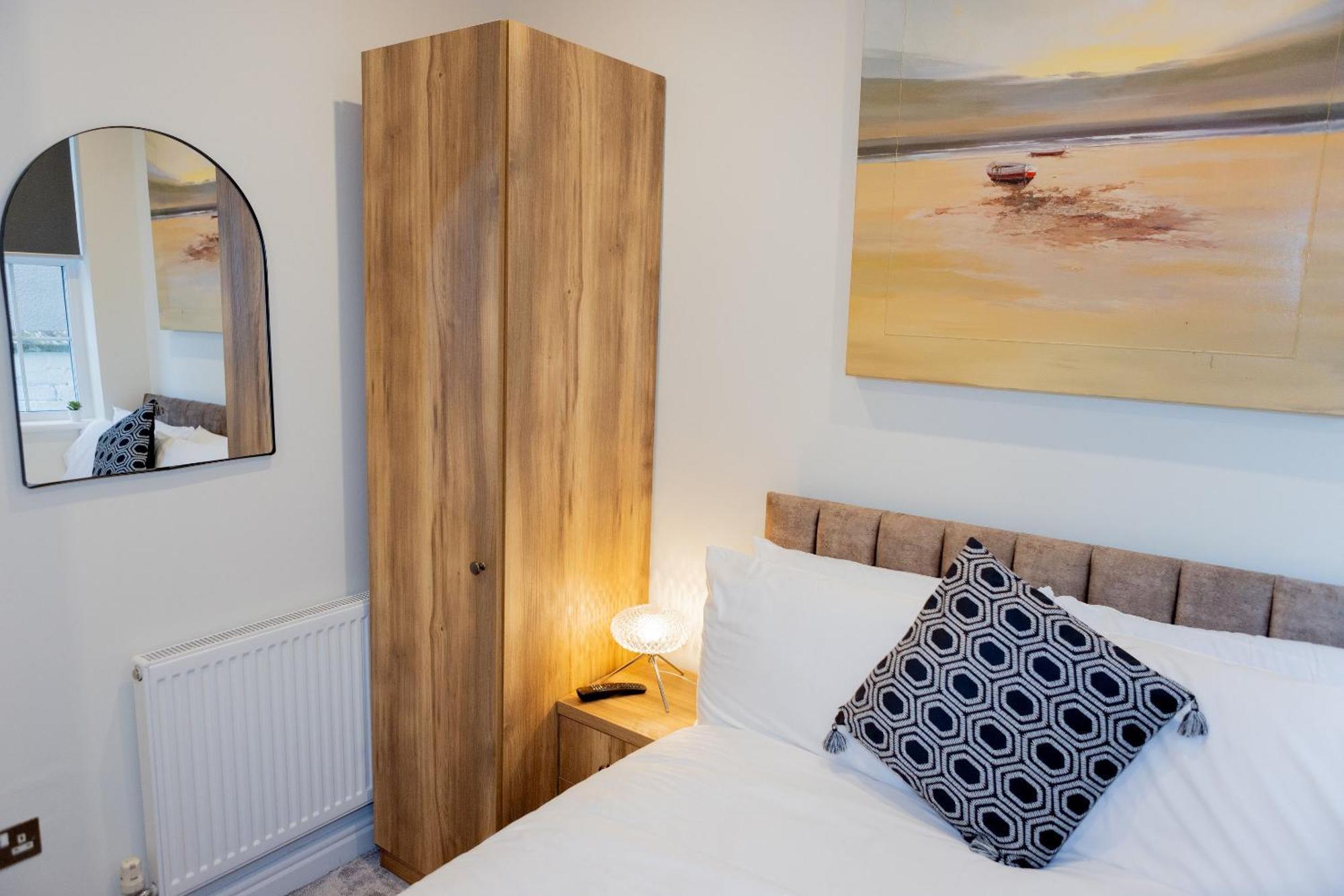Apartment Lethbridge 49 3-bedroom With Garden, Fibre Wifi, Free Parking, Sleeps 6 *