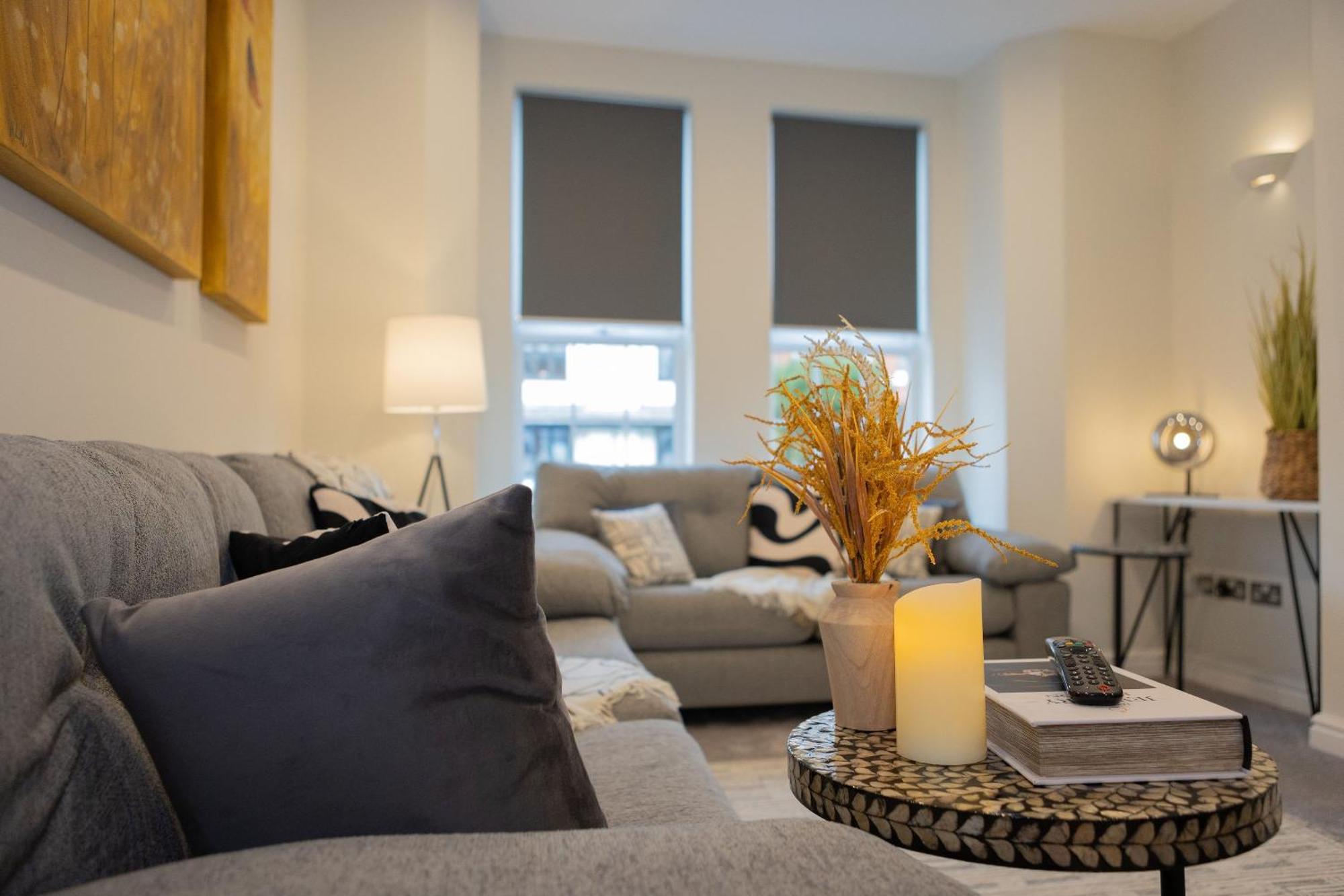 Lethbridge 49 3-bedroom With Garden, Fibre Wifi, Free Parking, Sleeps 6 Apartment *