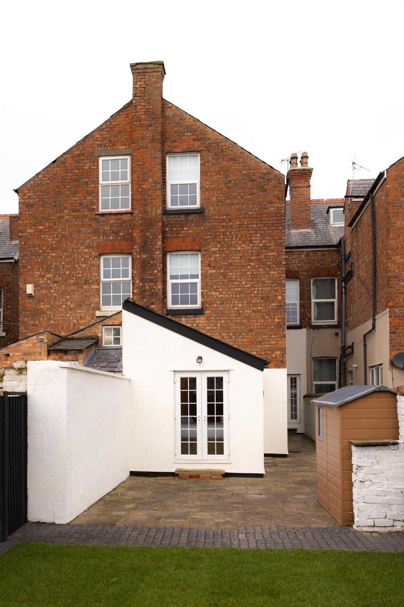 Apartment Lethbridge 49 3-bedroom With Garden, Fibre Wifi, Free Parking, Sleeps 6 *