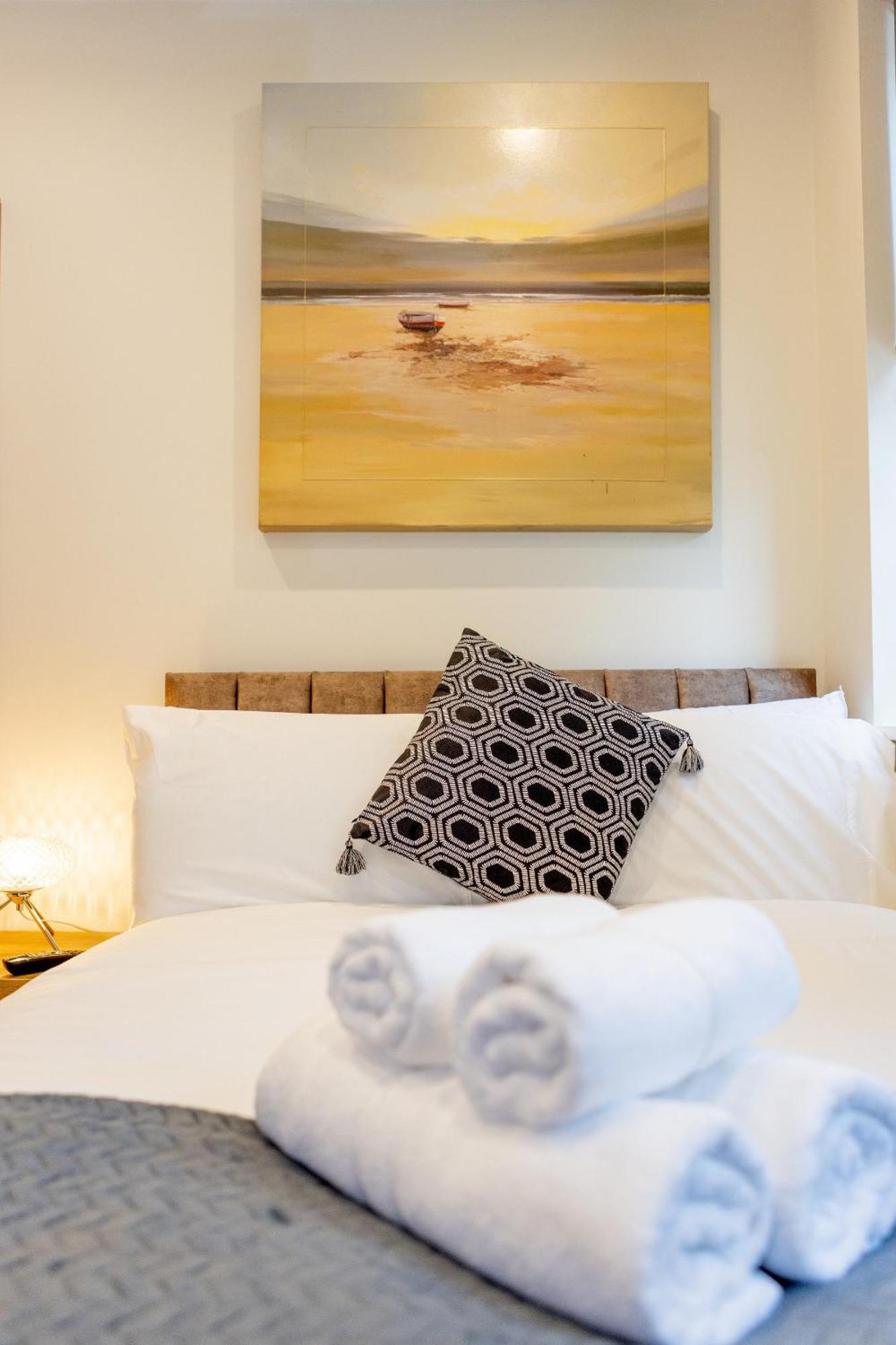Lethbridge 49 3-bedroom With Garden, Fibre Wifi, Free Parking, Sleeps 6 *
