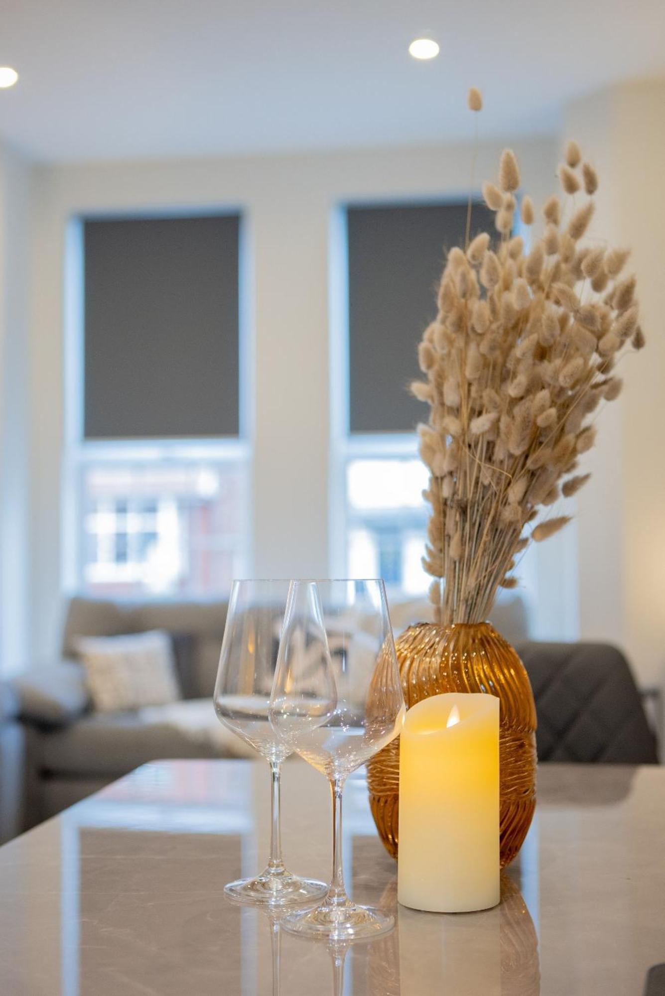 Apartment Lethbridge 49 3-bedroom With Garden, Fibre Wifi, Free Parking, Sleeps 6 *