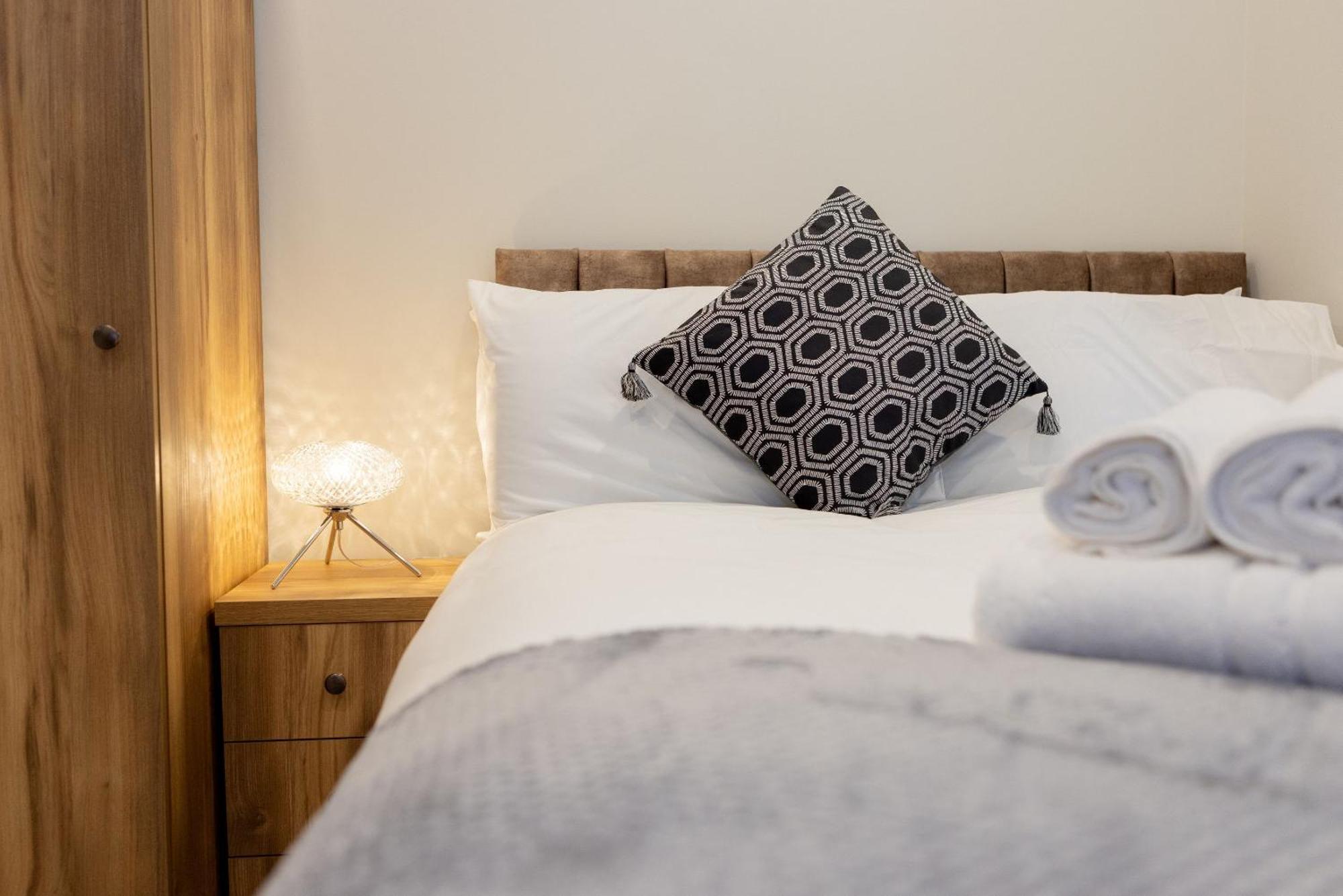 Lethbridge 49 3-bedroom With Garden, Fibre Wifi, Free Parking, Sleeps 6