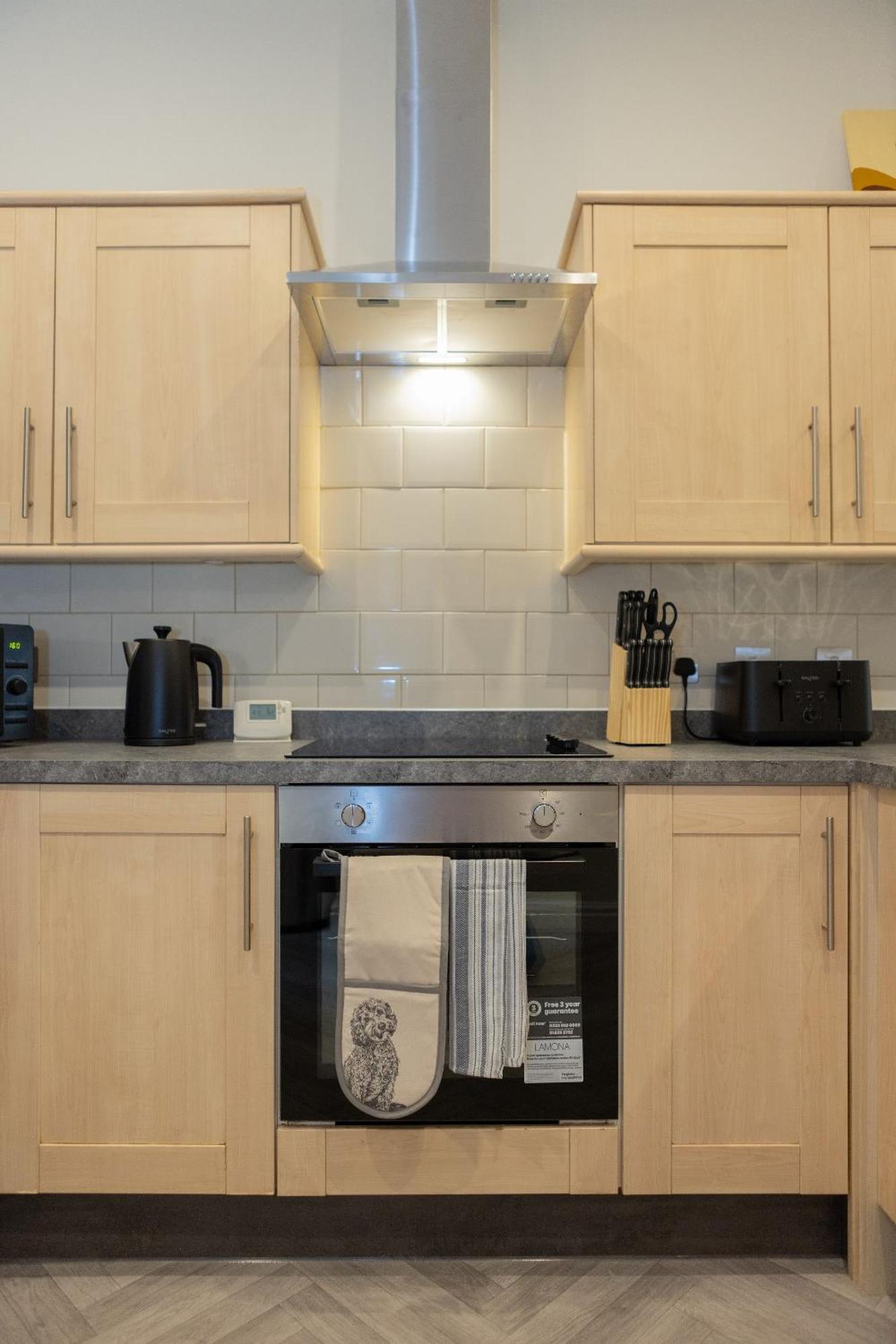Lethbridge 49 3-bedroom With Garden, Fibre Wifi, Free Parking, Sleeps 6 Apartment *