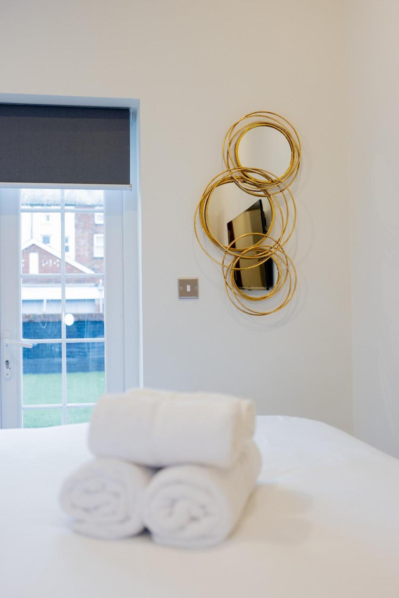 Apartment Lethbridge 49 3-bedroom With Garden, Fibre Wifi, Free Parking, Sleeps 6 *