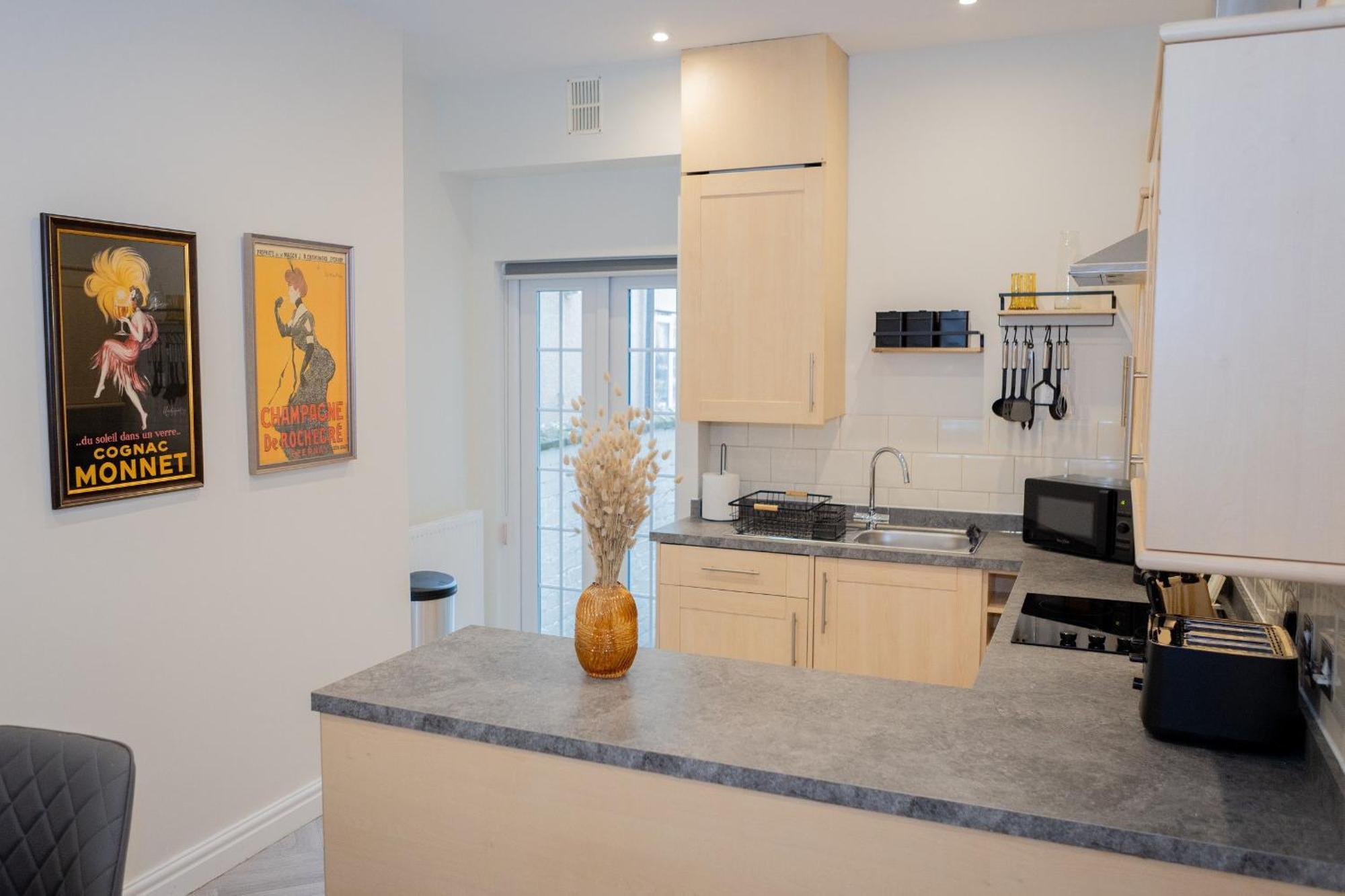 Lethbridge 49 3-bedroom With Garden, Fibre Wifi, Free Parking, Sleeps 6 *