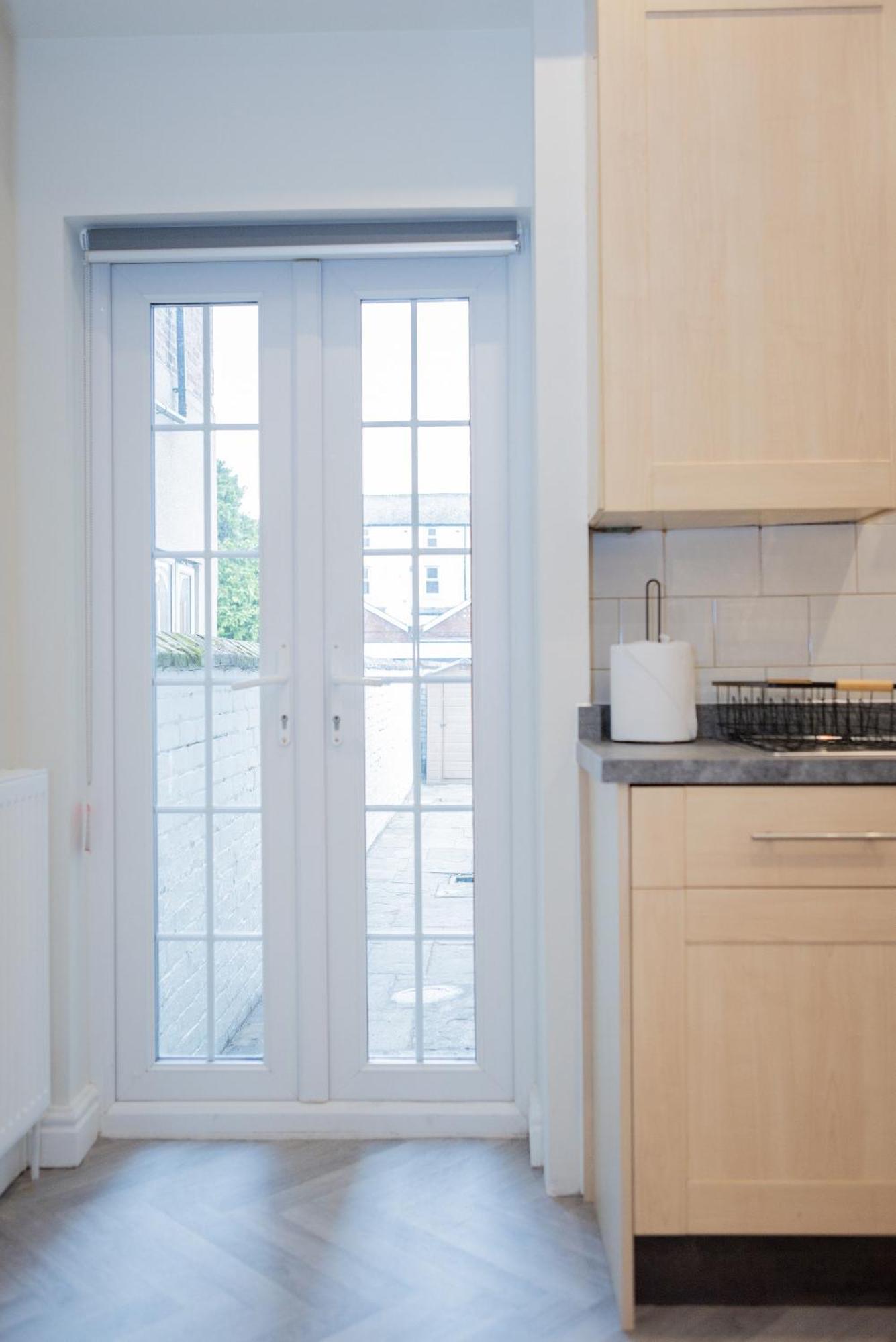 Lethbridge 49 3-bedroom With Garden, Fibre Wifi, Free Parking, Sleeps 6 *