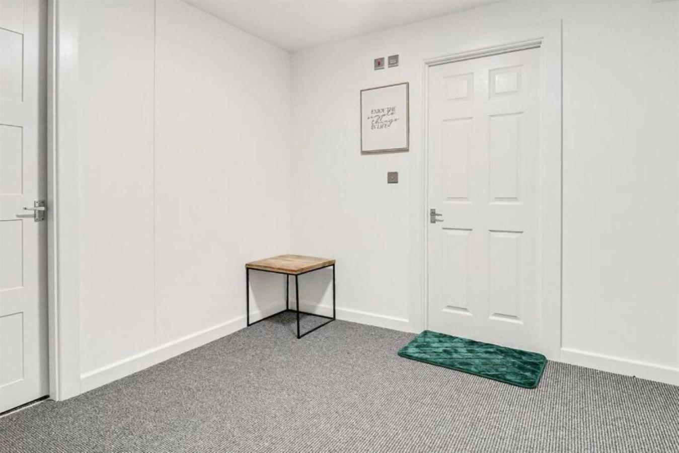 The Green Suite - Sleeps 6 - Three Bedrooms Apartment