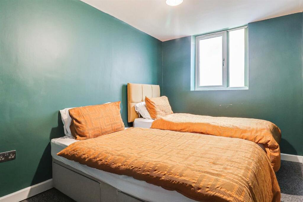 The Green Suite - Three Bedrooms Sleep 6 Apartment