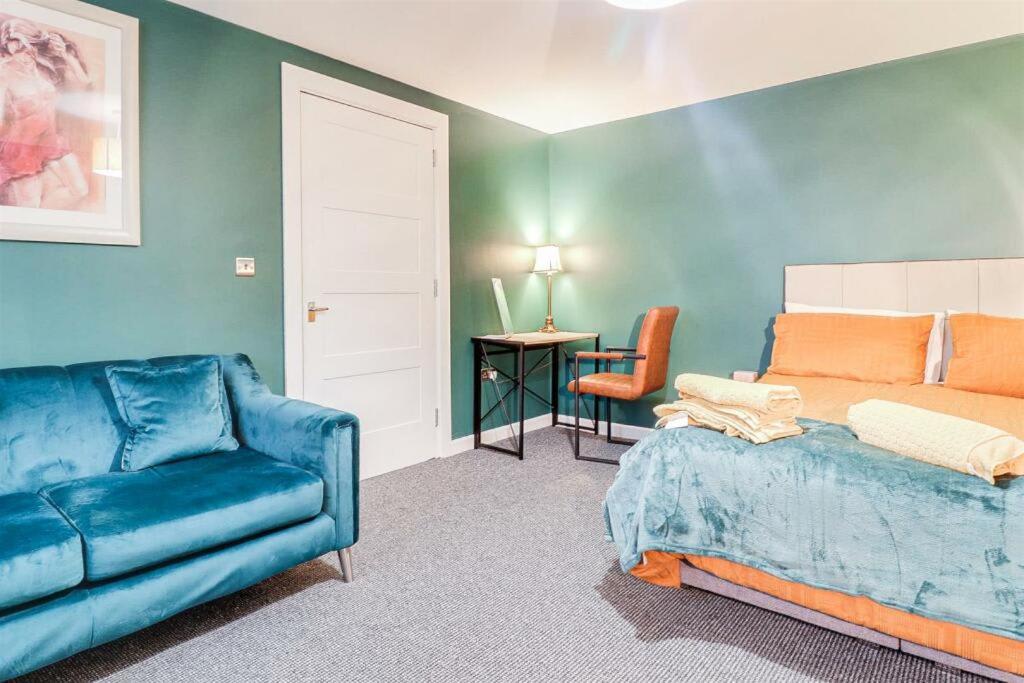 The Green Suite - Three Bedrooms Sleep 6 Apartment