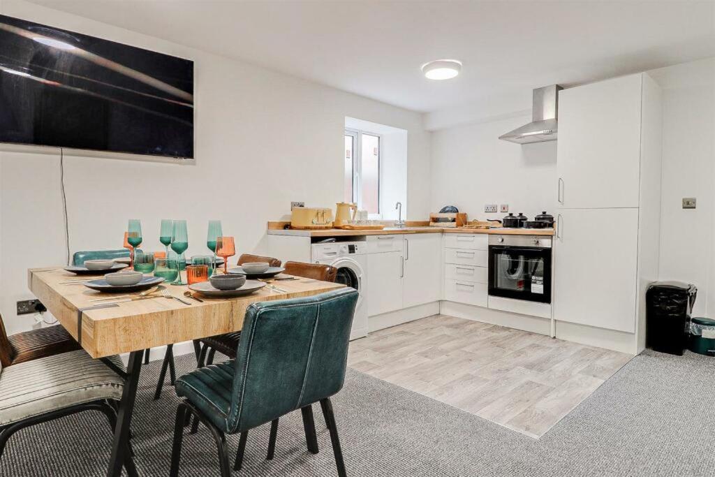The Green Suite - Three Bedrooms Sleep 6 * Southport