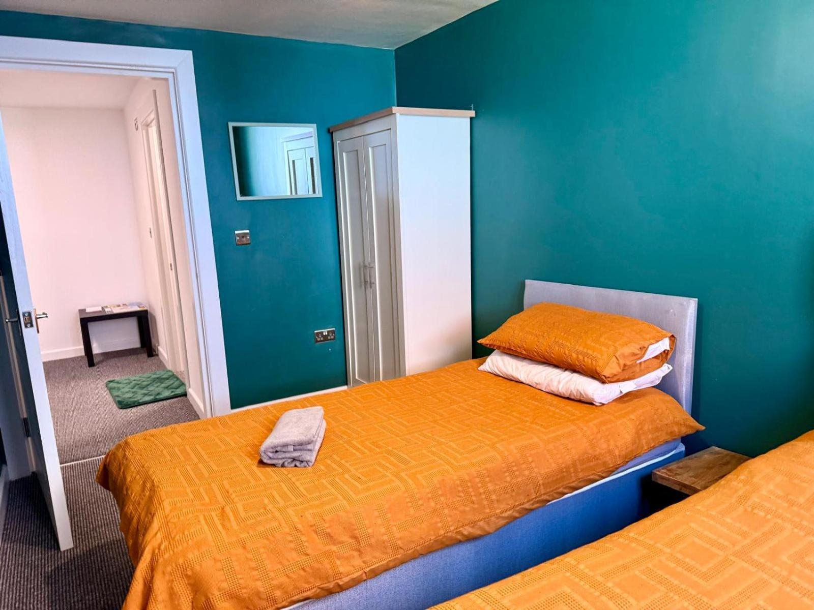 The - Three Bedrooms Sleep 6 Apartment Southport