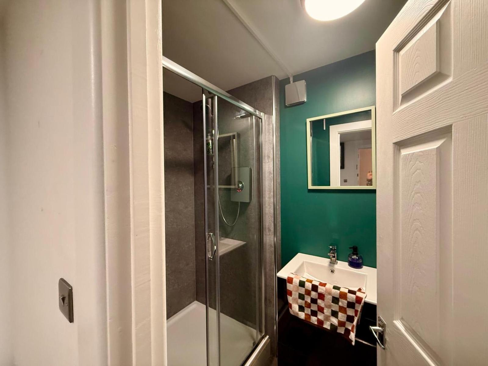 The - Three Bedrooms Sleep 6 Southport