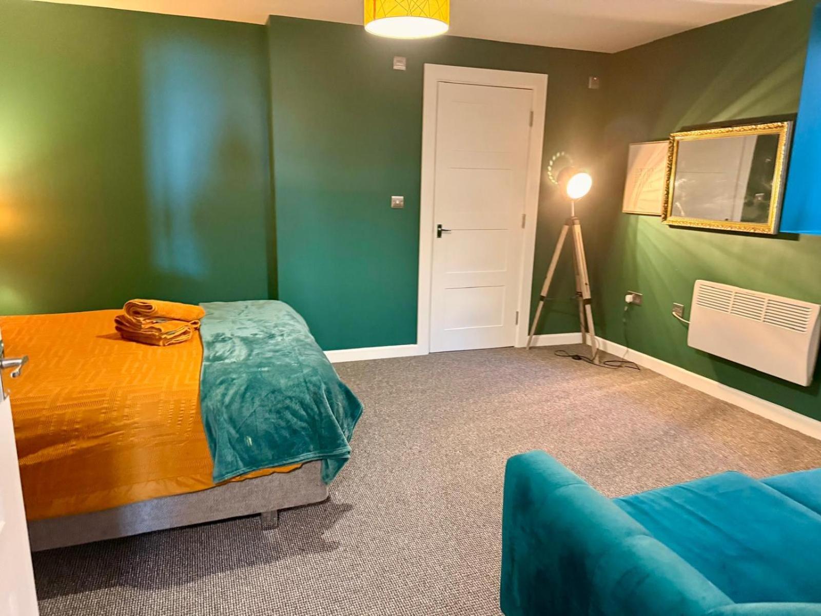 The - Three Bedrooms Sleep 6 Apartment