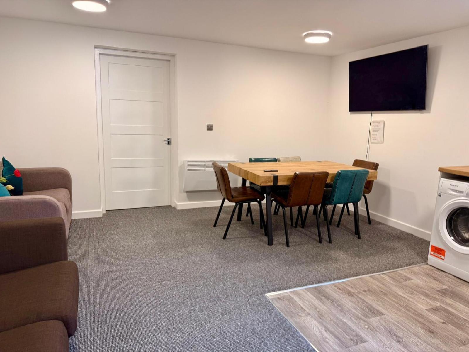 The - Three Bedrooms Sleep 6 Apartment *