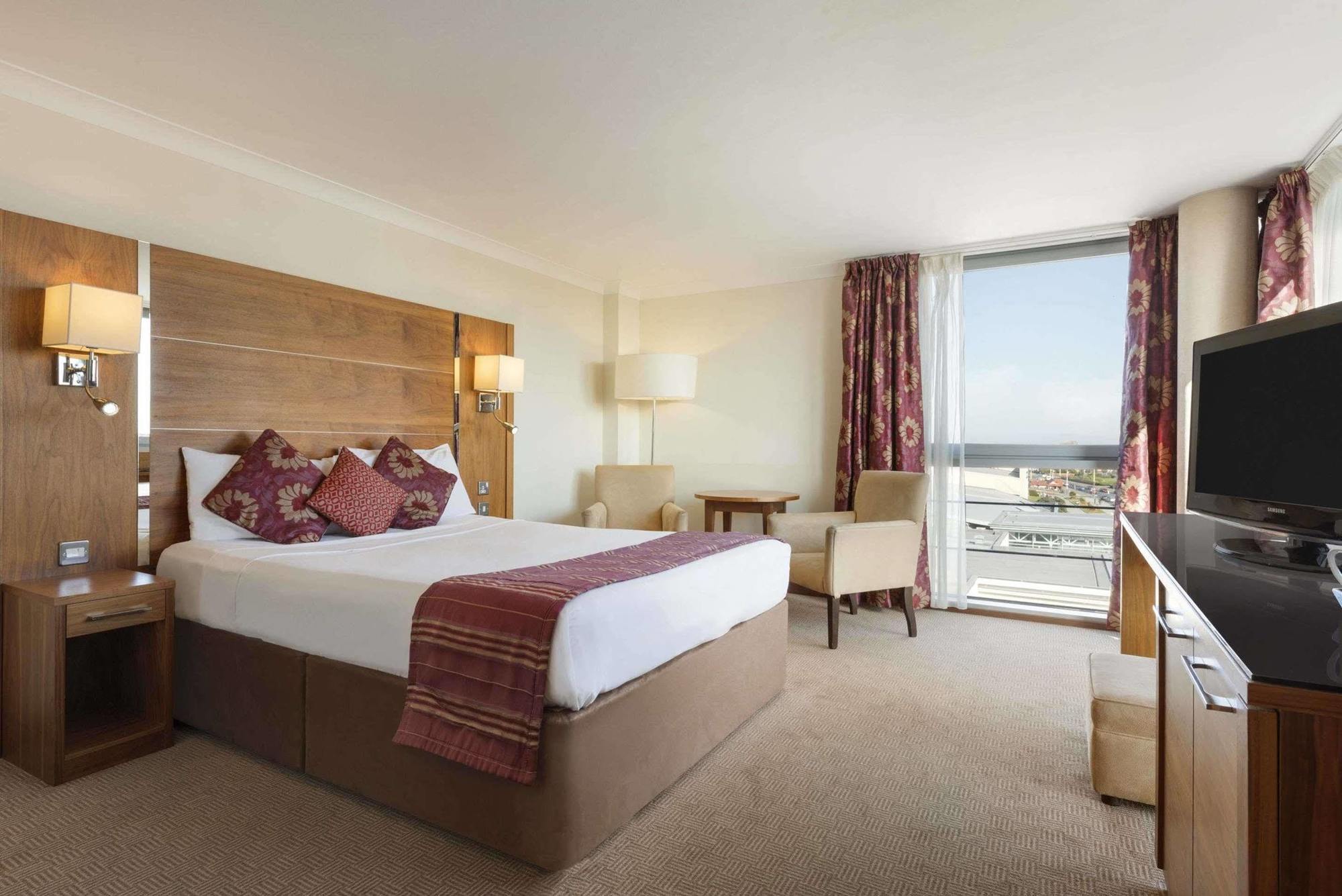 Waterfront Hotel 4*