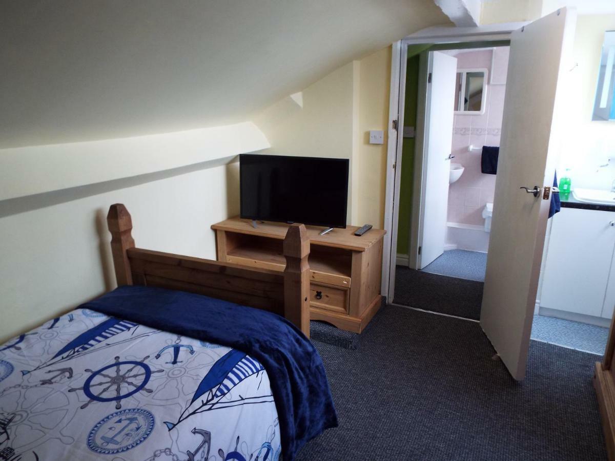 Captain's Quarters Guest house *